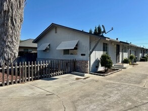 Building Photo - 2 bedroom 1 bath duplex