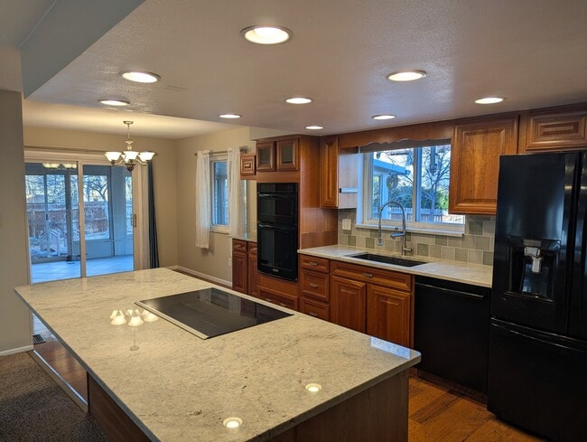 Building Photo - 582 S Everett Ct