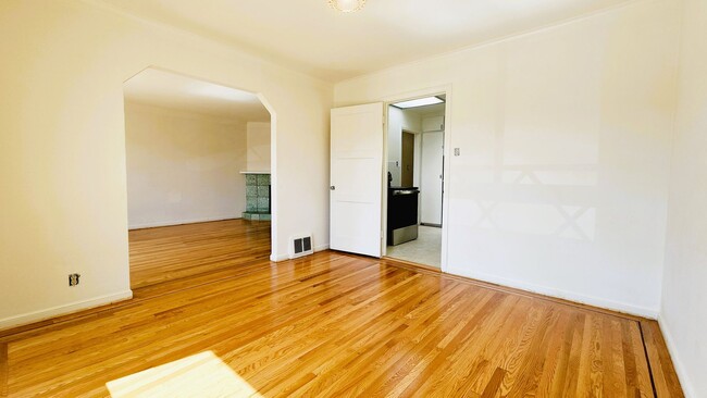 Building Photo - Sunset Single-Family Home Available for Le...