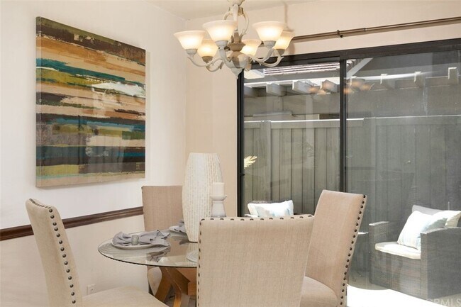 Building Photo - 323 Streamwood-
