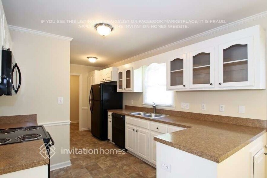 Building Photo - 1811 Southridge Dr