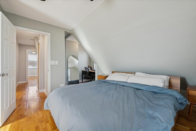 Building Photo - 3024 N Sawyer Ave