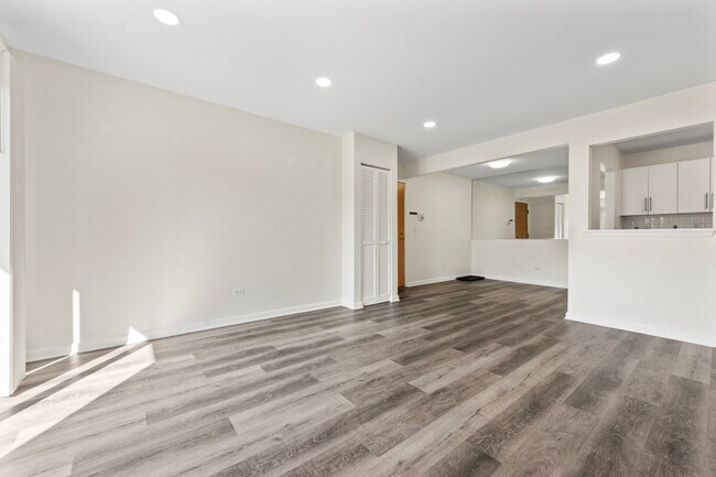 Building Photo - 900 N Lakeside Dr