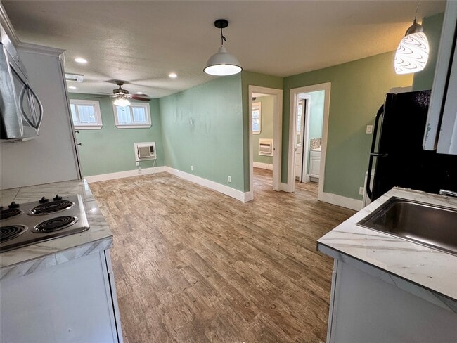 Building Photo - 728 W 21st St