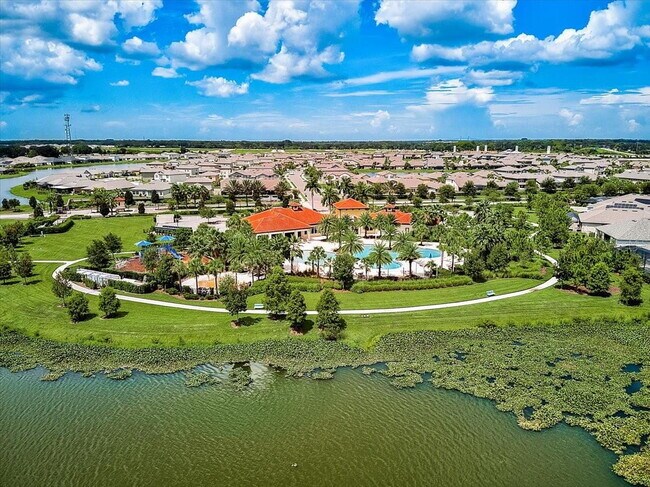 Building Photo - Gorgeous 4 bedroom 2 bath home in luxuriou...