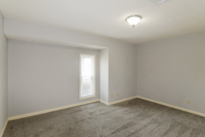 Building Photo - 2400 W Aberdeen Dr