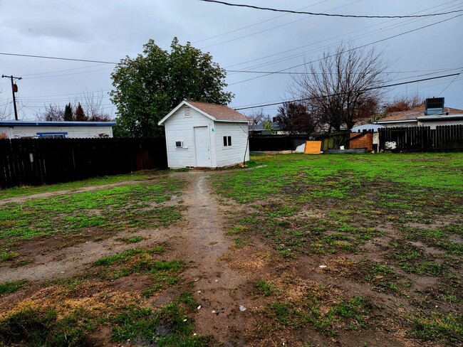 Building Photo - 2 bedrooms/1 bath with garage