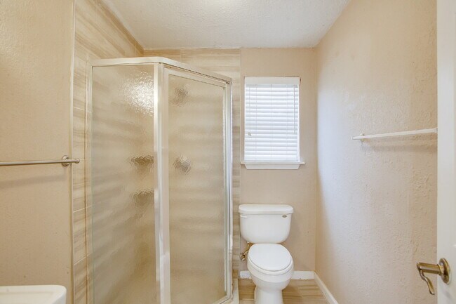 Building Photo - Large 4 bedroom in Tech Terrace ready to c...