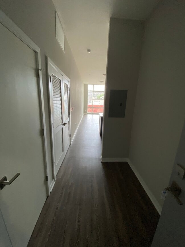 Building Photo - 1545 W North Ave