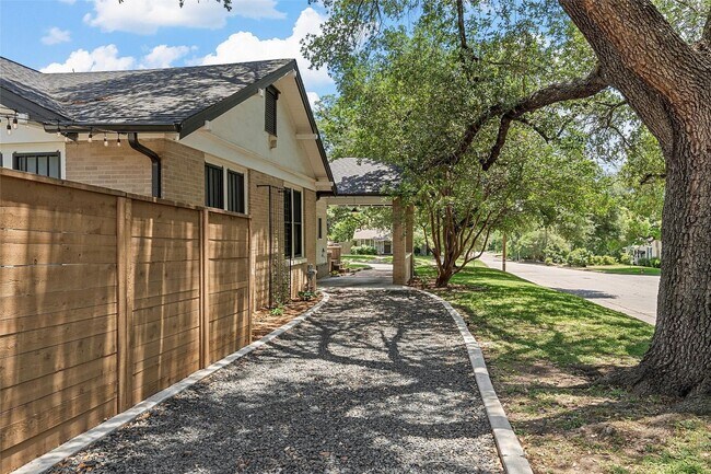 Building Photo - 3 Bedroom 2.5 Bathroom Home w/ 1 Bedroom 1 Bathroom Guest House & Pool!!