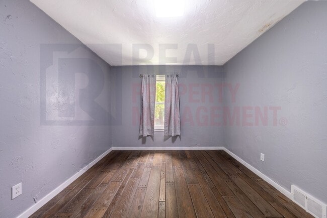 Building Photo - Cozy 3 Bed 2 Bath Single Family