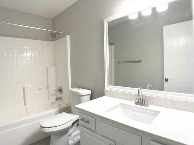 Building Photo - Fully Renovated 3-Bedroom in North Fort Wo...