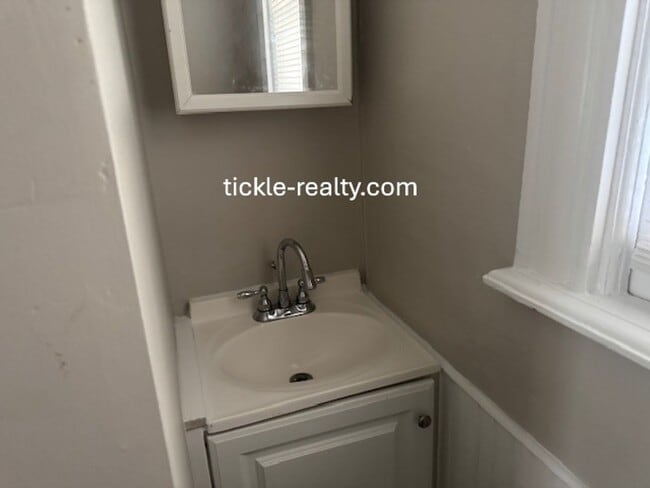 Building Photo - Large 4 Bedroom 2 Bath Single Family Home!...