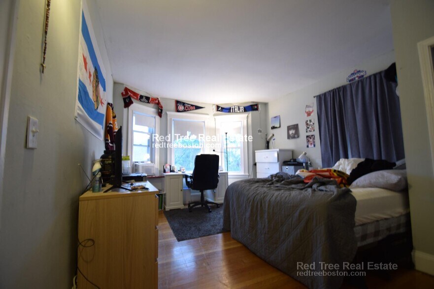 Building Photo - 15 Radnor Rd