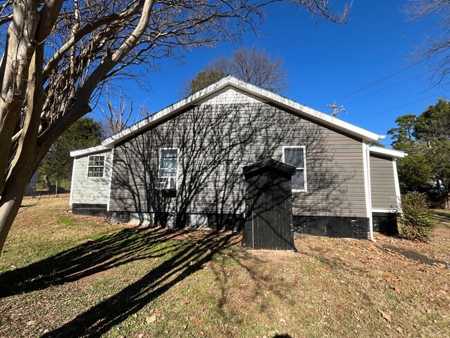 Building Photo - Cozy 2-Bedroom, 1-Bathroom Home