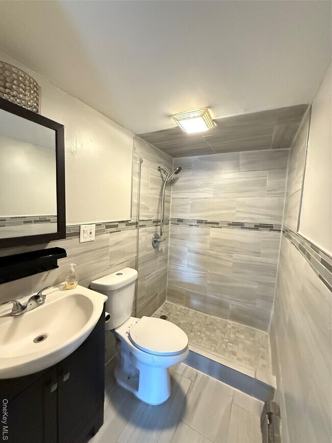 Building Photo - 610 Laurelton Blvd