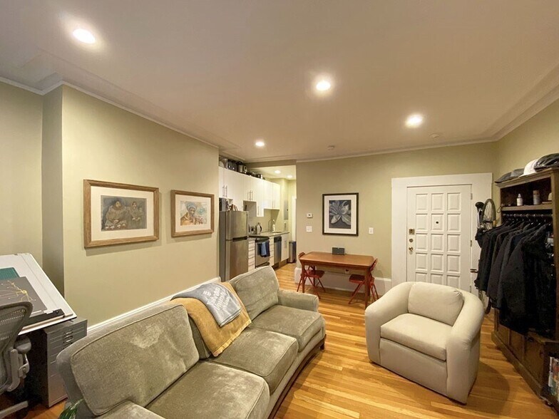 Primary Photo - 127 Pinckney St