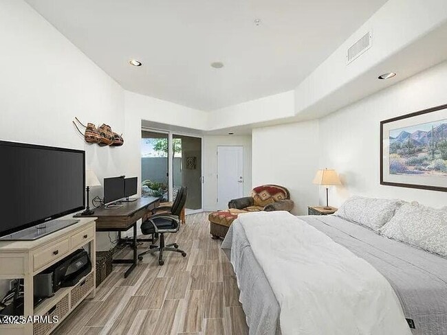Building Photo - 9898 E Graythorn Dr