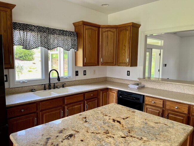 Building Photo - One Level Home in New London