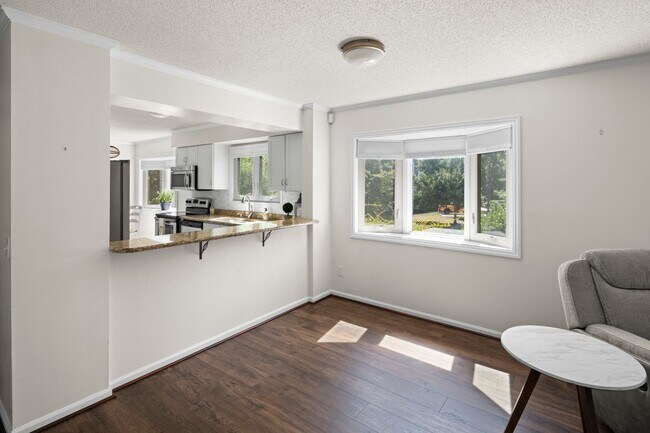 Building Photo - 201 Racquet Club Rd