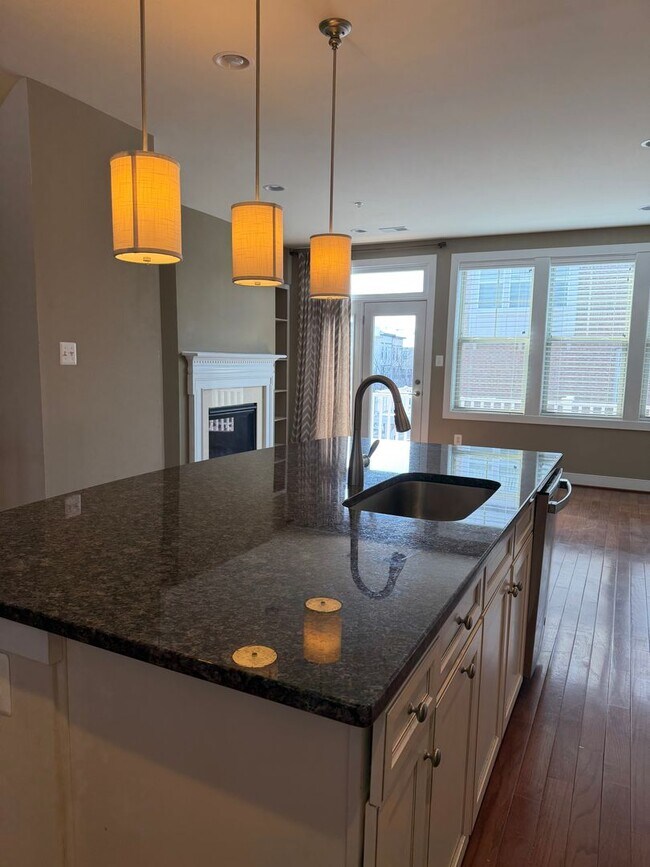 Building Photo - 4 LEVEL TOWNHOUSE WITH 2 CAR GARAGE, WALKING DISTANCE TO DOWNTOWN CROWN