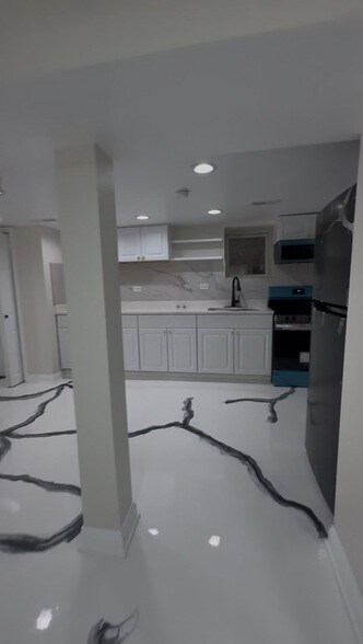 Building Photo - 3811 W 61st St