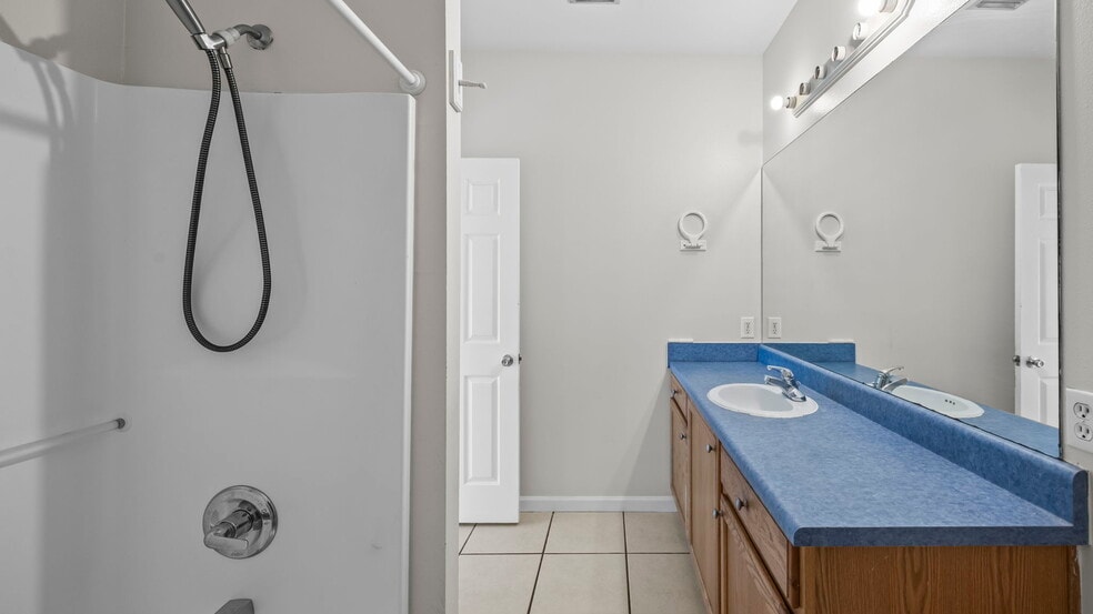 Building Photo - 601 S Cedar St