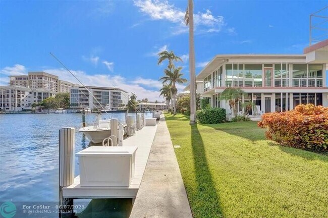 Building Photo - 2760 Yacht Club Blvd