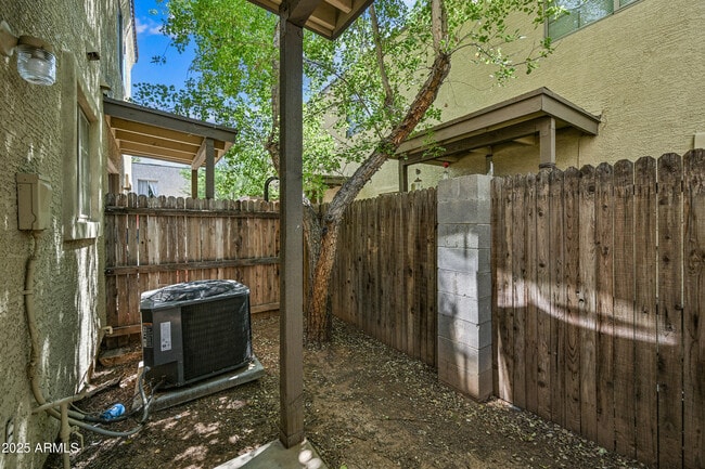 Building Photo - 2243 W Morten Ave