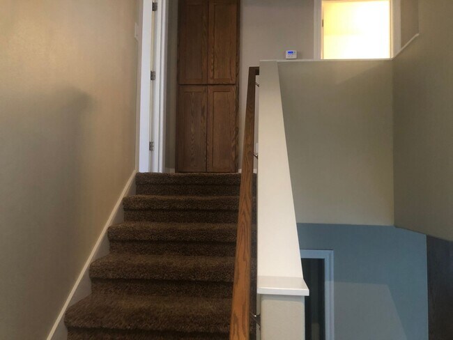 Building Photo - Newer 3 bedrooms 2.5 bathroom townhouse! MOVE IN SPECIAL!