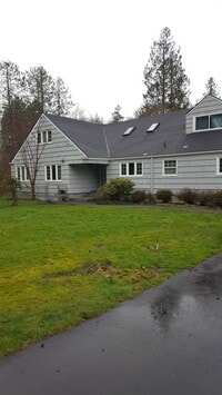 Building Photo - University Place 2bd 2bth, with bonus/office, $2,995 includes yard care and utilities other than ...