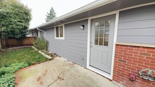Building Photo - Cozy upgraded 2 bedroom duplex w/ attached 1 car garage in Lakewood available now!