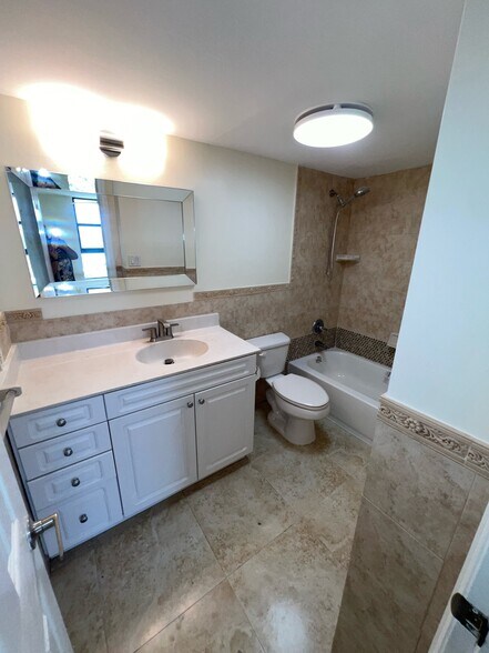 Master Bath - 3031 N Ocean Blvd