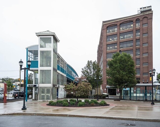 Building Photo - 550 West Side Ave