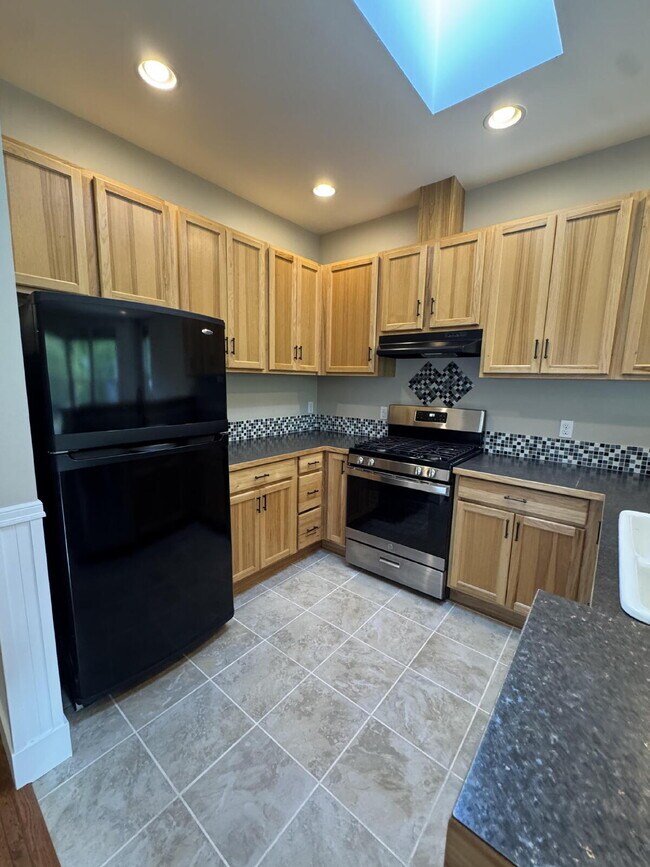 Building Photo - Single-family 3-bedroom home in a desirable neighborhood in town!