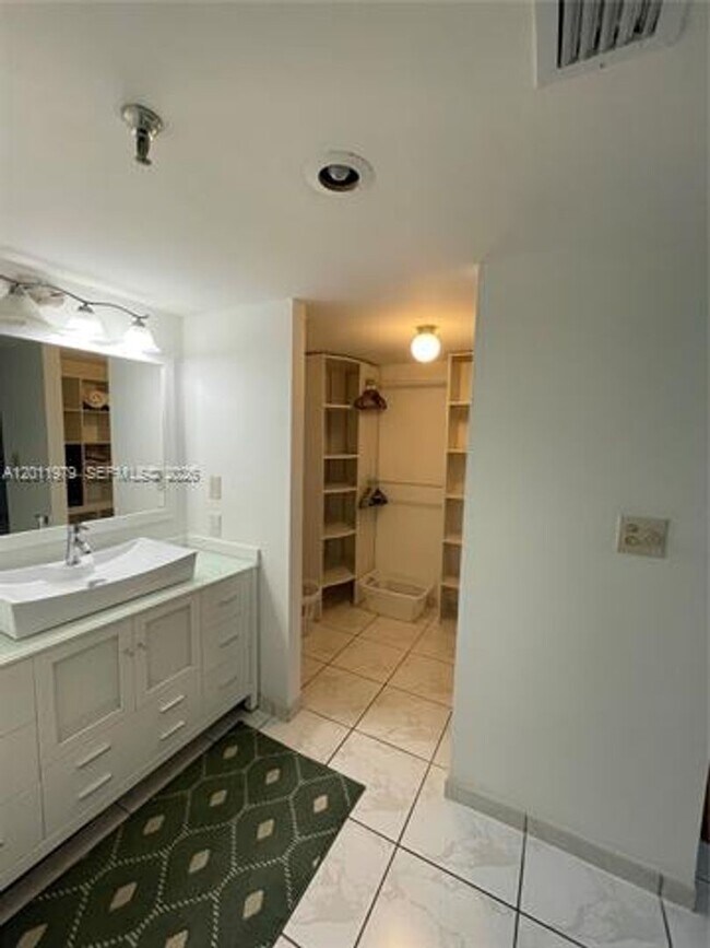 Building Photo - 1621 Collins Ave