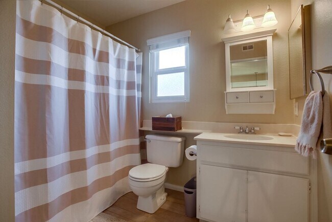 Building Photo - Beautiful, spacious 3 bedroom 2.5 bath hom...