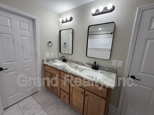 Building Photo - 7230 Par Ln