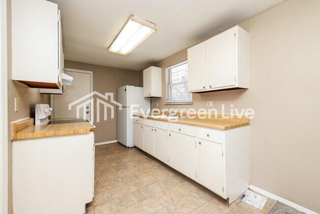 Building Photo - 8810 Foxgate Ct