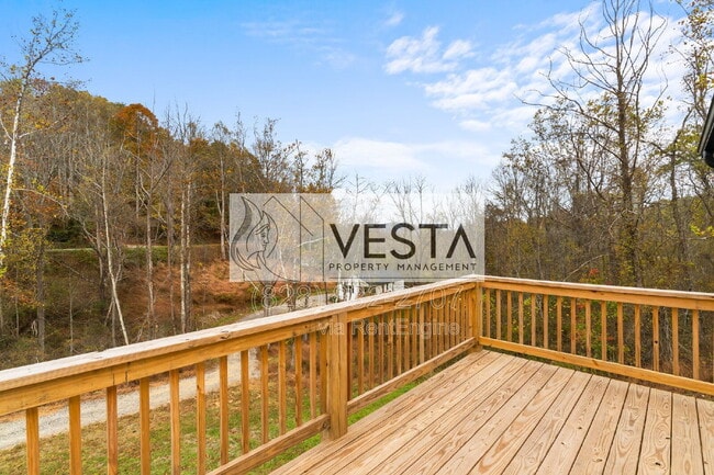 Building Photo - 16 Meadows Town Rd