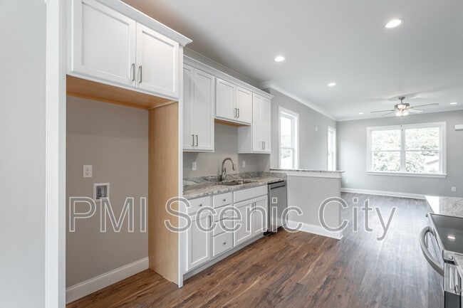 Building Photo - 2631 Rogers Dr SE