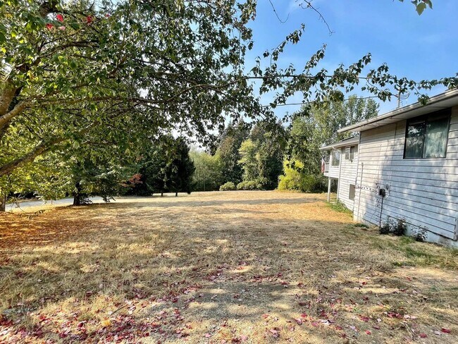 Building Photo - Large home on acreage!