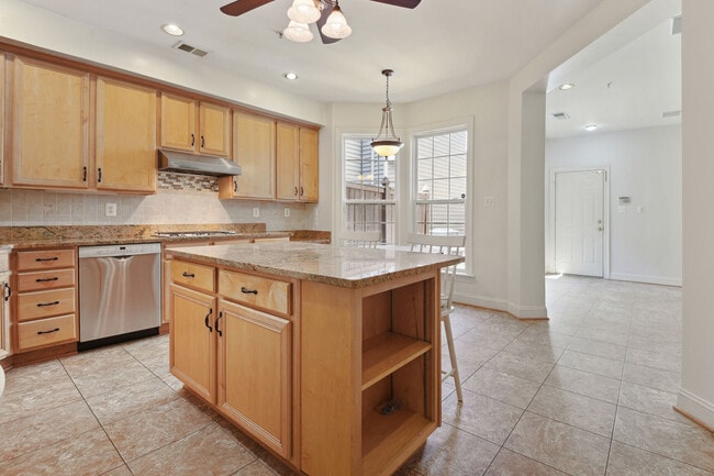 Building Photo - 557 Longhorn Crescent