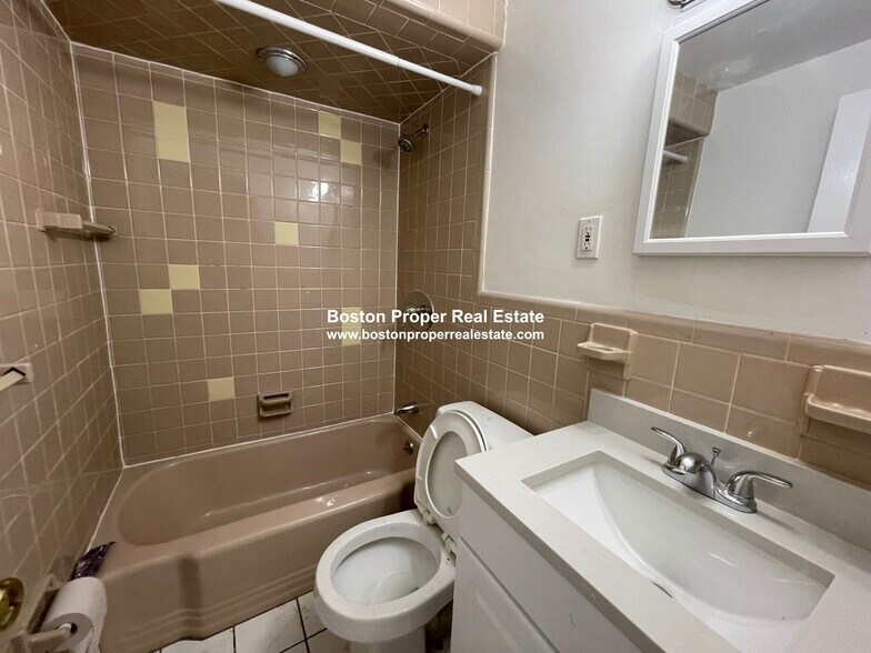 Building Photo - 49 Gloucester St