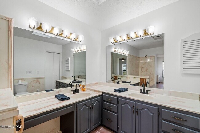 Building Photo - 224 E Lakeshore Dr