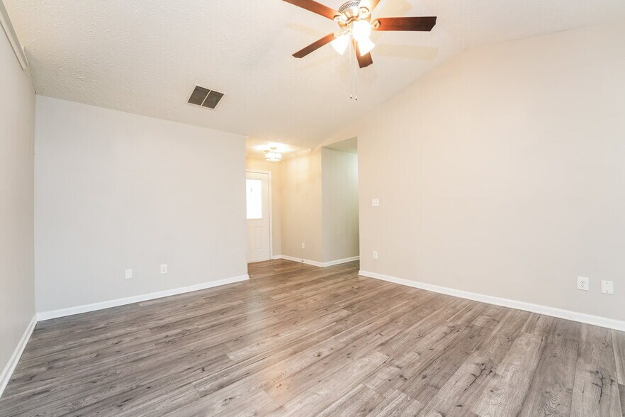 Building Photo - 509 Sarah's Ln