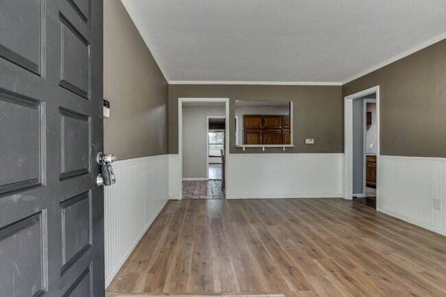 Building Photo - Spacious mid-century ranch home in Clegern