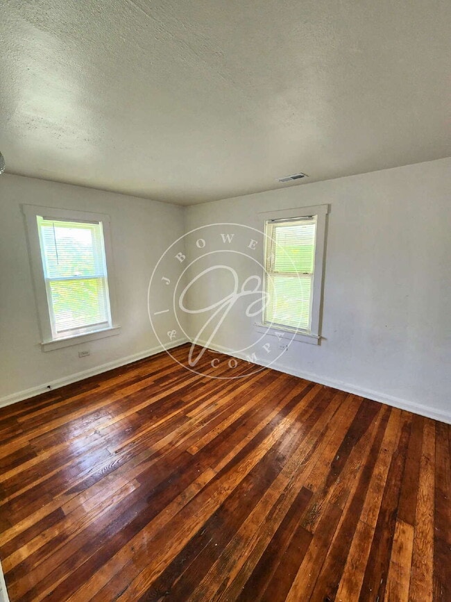 Building Photo - Updated West Toledo Upper unit! 2 Bedroom – Water Included!