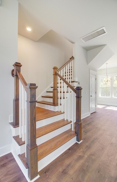 Building Photo - 302 Julian Hamlet