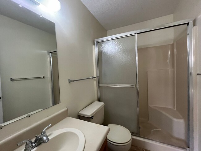 Building Photo - Bright and airy 2 Bedroom, 2 Bath home in ...